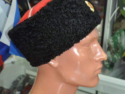 Кубанка из искусственного черного каракуля с красным верхом за 750 рублей в Анапе.
